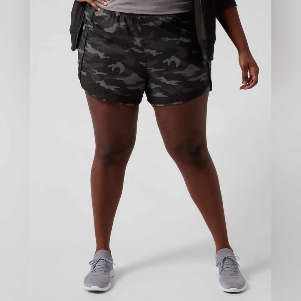Athleta Mesh Racer Run Mid Rise 4 inch short Size 1X NWT